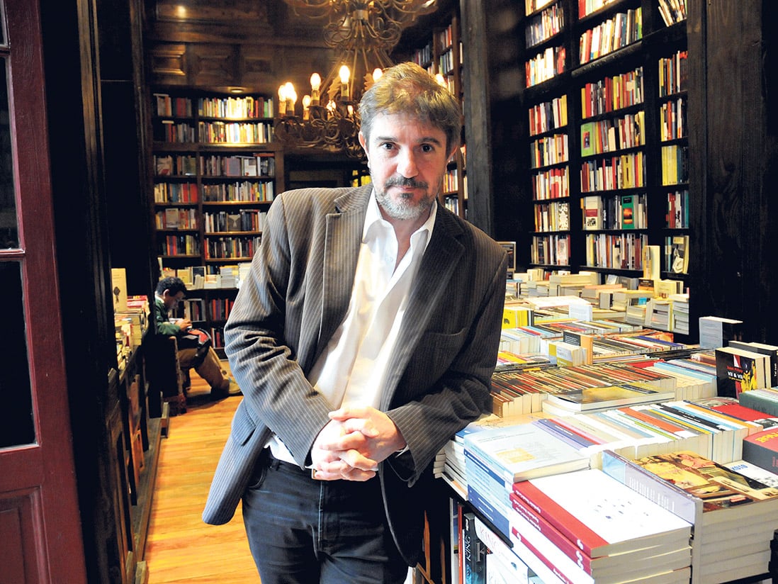 Consiglio es poeta, narrador, cuentista y licenciado en Letras por la Universidad de Buenos Aires.