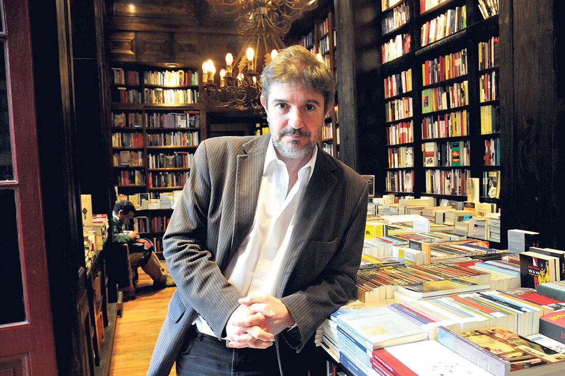 Consiglio es poeta, narrador, cuentista y licenciado en Letras por la Universidad de Buenos Aires.