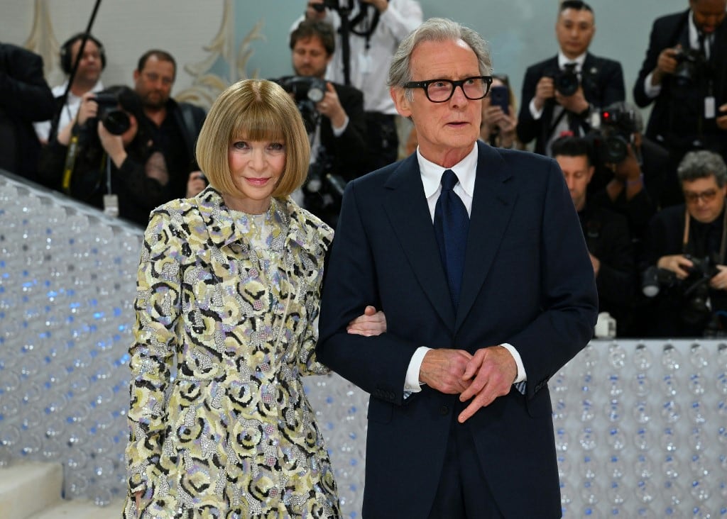 La jefa de redacción de la revista Vogue estadounidense, Anna Wintour, y el actor ingles Bill Nighy, en la alfombra blanca de la MET Gala (Foto: AFP)