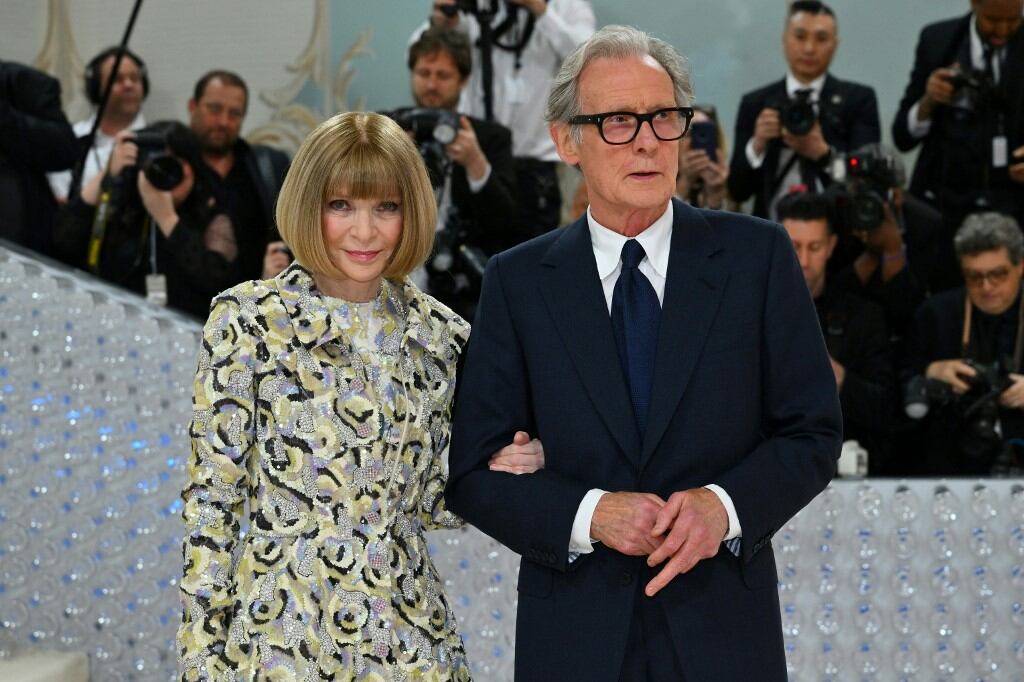 La jefa de redacción de la revista Vogue estadounidense, Anna Wintour, y el actor ingles Bill Nighy, en la alfombra blanca de la MET Gala (Foto: AFP)