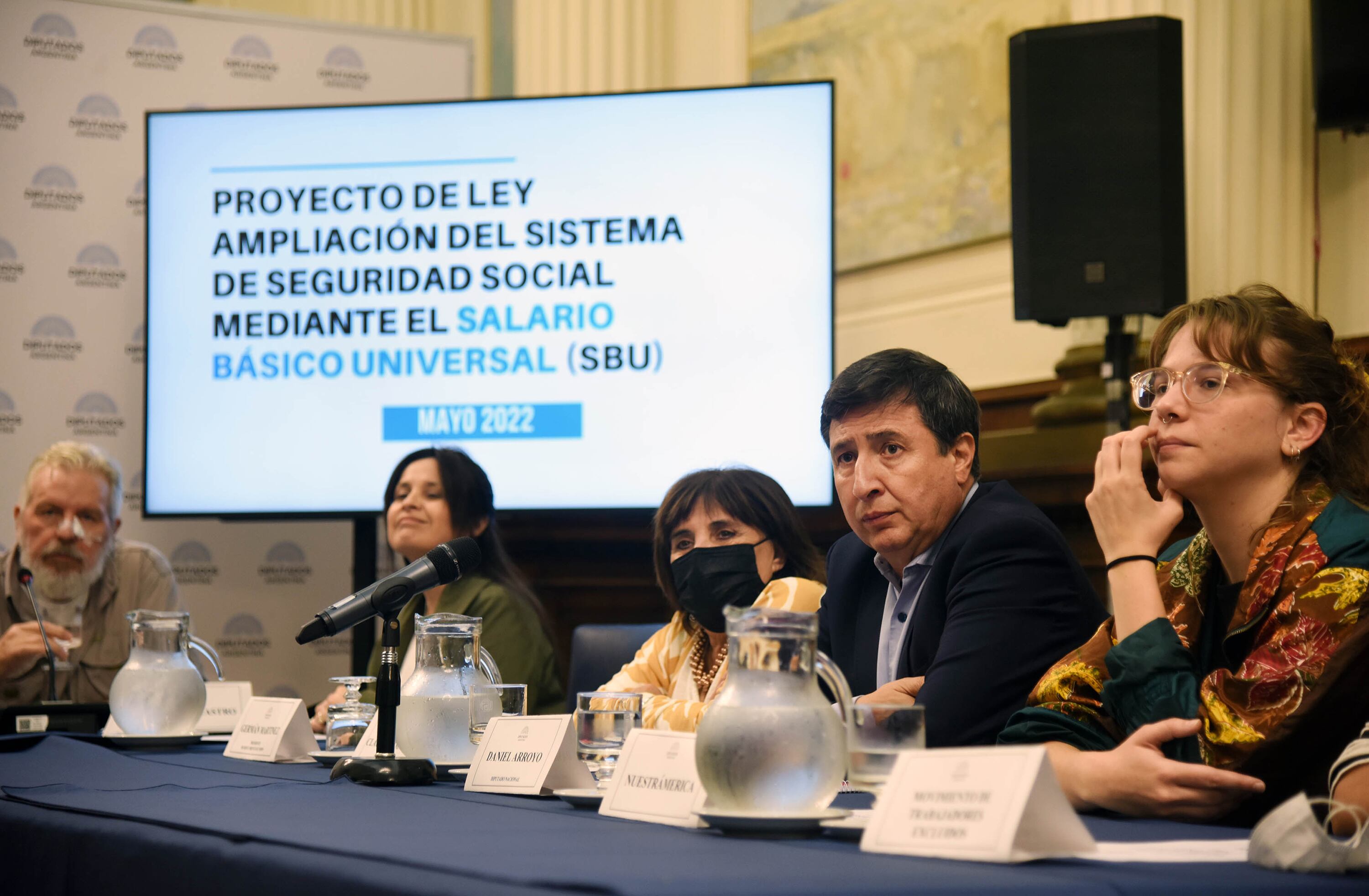 El propósito es reducir la indigencia, redistribuir ingresos y valorizar el trabajo mal remunerado, sostienen los legisladores quye lo impulsan.