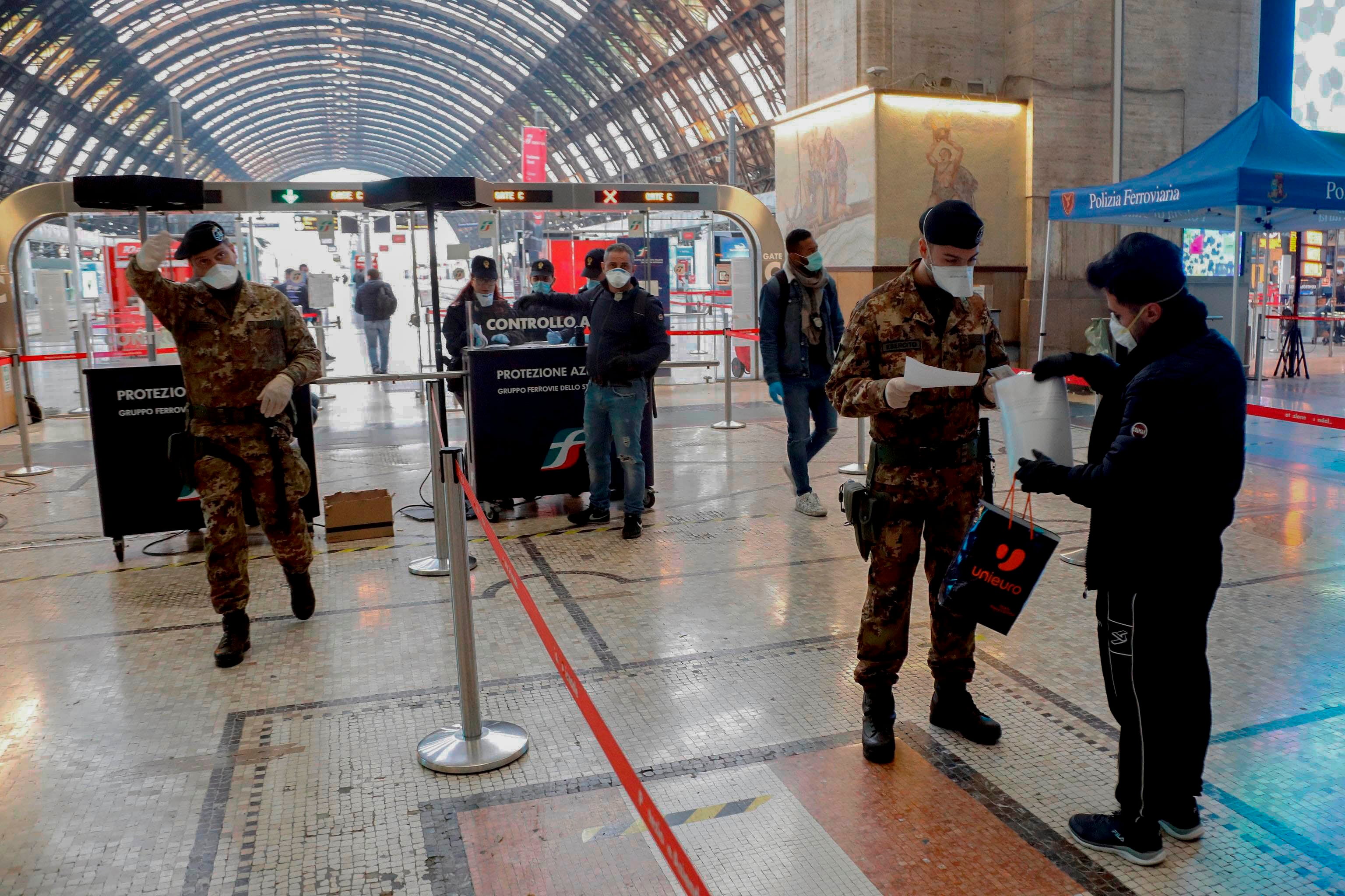 Estrictos controles en la estación de trenes de Milan por el coronavirus.