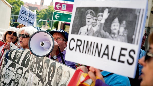 Colectivos de la Memoria Histórica piden el traslado de los restos de Franco.