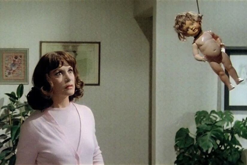 El primer film de Argento va enrareciendo  su clima progresivamente y de forma magistral.