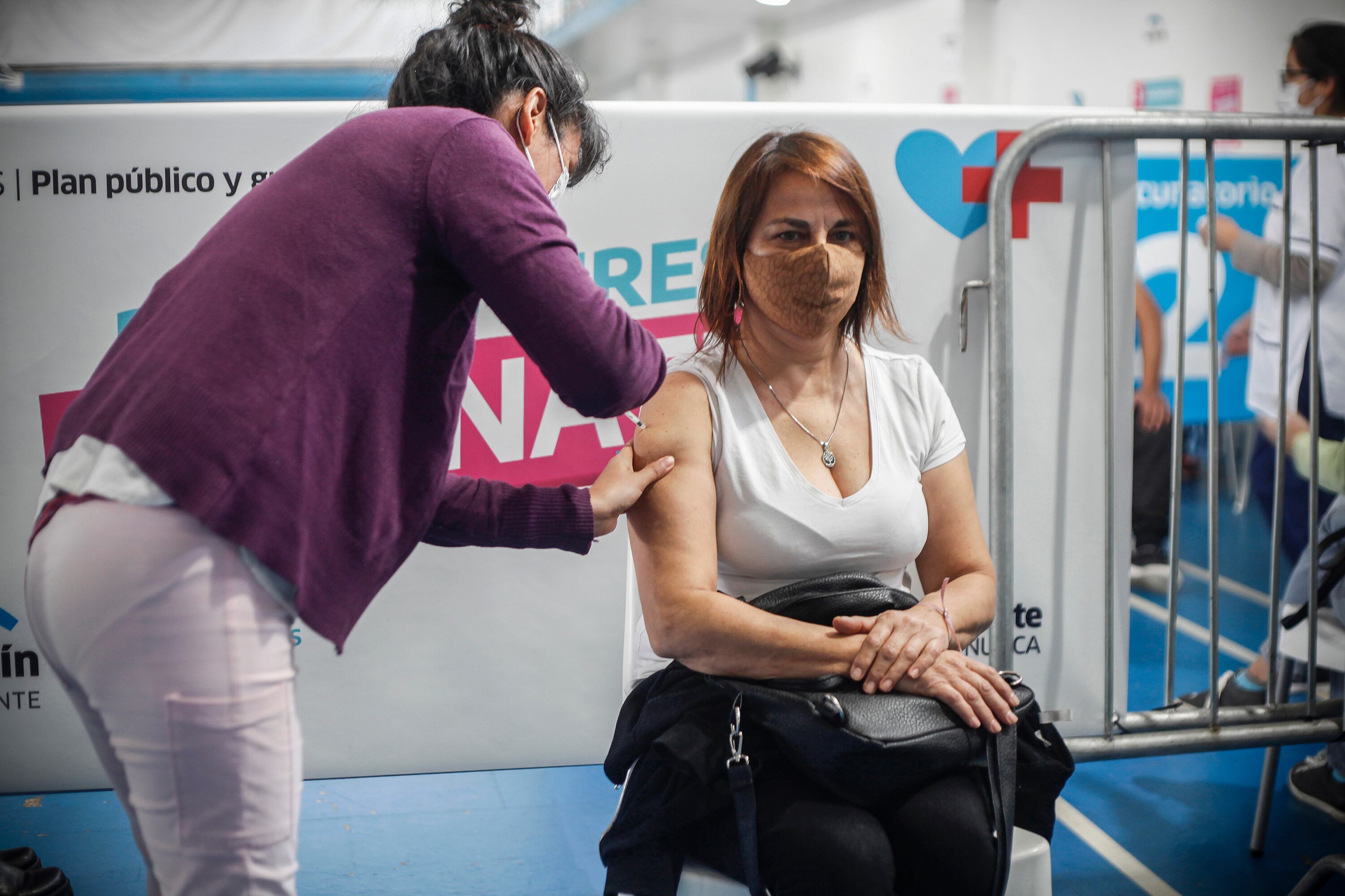 Cada vez más cerca de tener la mitad de la población con una dosis y todos los mayores con dos.