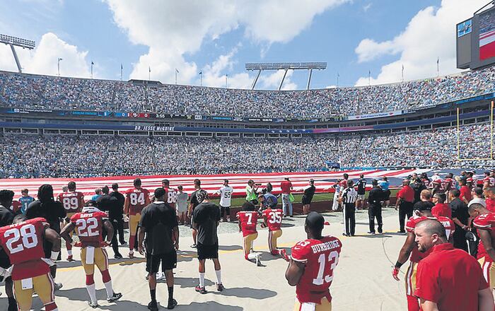 El gesto que empezó Kaepernick es repetido en muchos partidos de la NFL, financiada por el ejército de EE.UU.