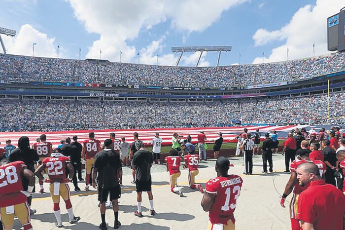 El gesto que empezó Kaepernick es repetido en muchos partidos de la NFL, financiada por el ejército de EE.UU.