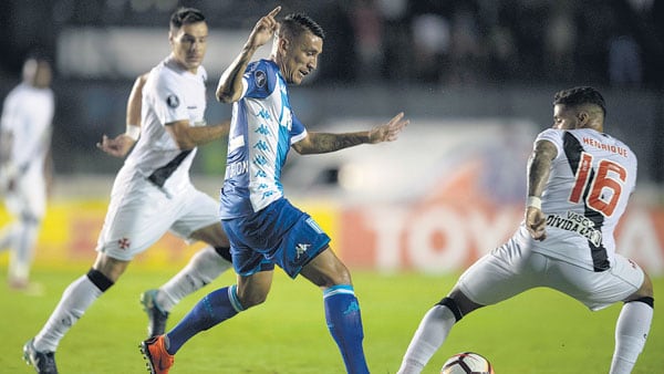 Ricardo Centurión, la figura de Racing en Río de Janeiro, ante la marca de Henrique.