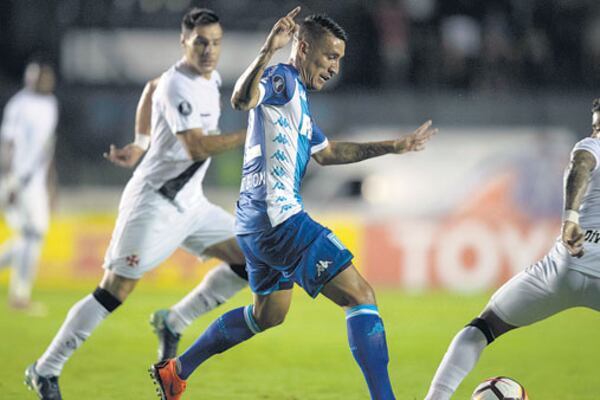 Ricardo Centurión, la figura de Racing en Río de Janeiro, ante la marca de Henrique.