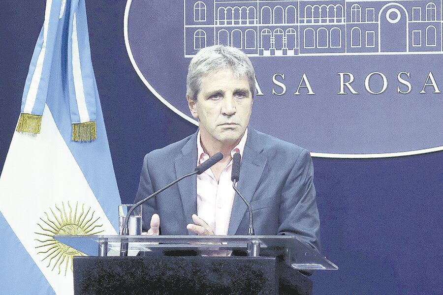 El ministro, jaqueado por versiones de los mercados.
