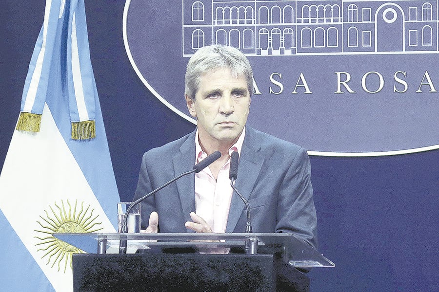El ministro, jaqueado por versiones de los mercados.