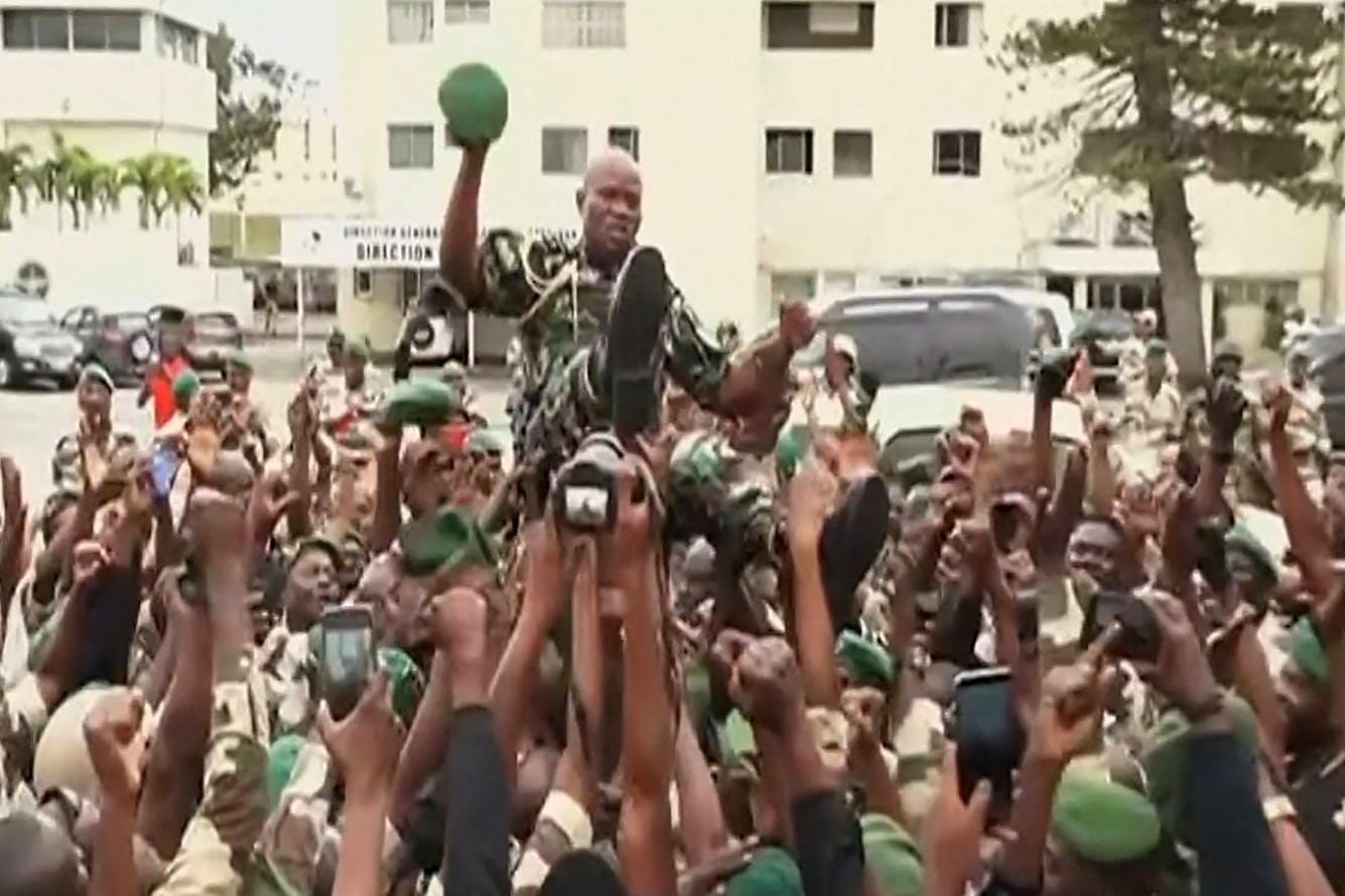 Soldados gaboneses llevan en andas al general golpista Oligui Nguema. 