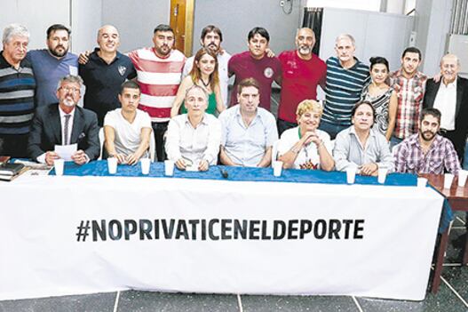 Rodolfo Paverini y María Pérez, de la CAD, en el centro durante la presentación de FUNDAR.