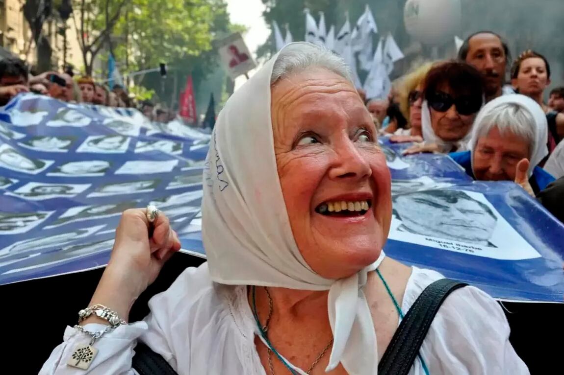 Nora Cortiñas en una de sus tantas marchas a Plaza de Mayo.