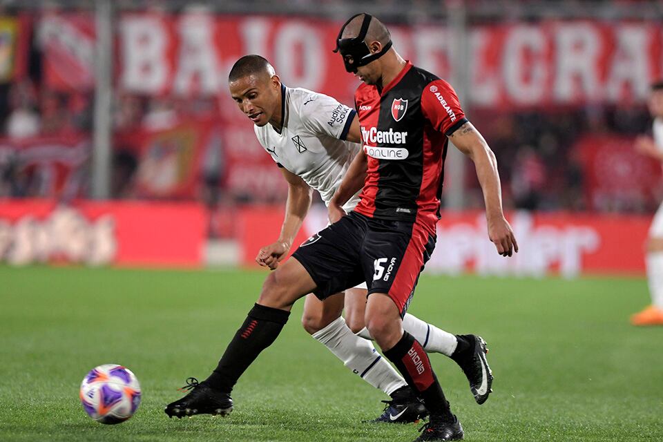 Velázquez disputa con Benegas, el autor del único gol