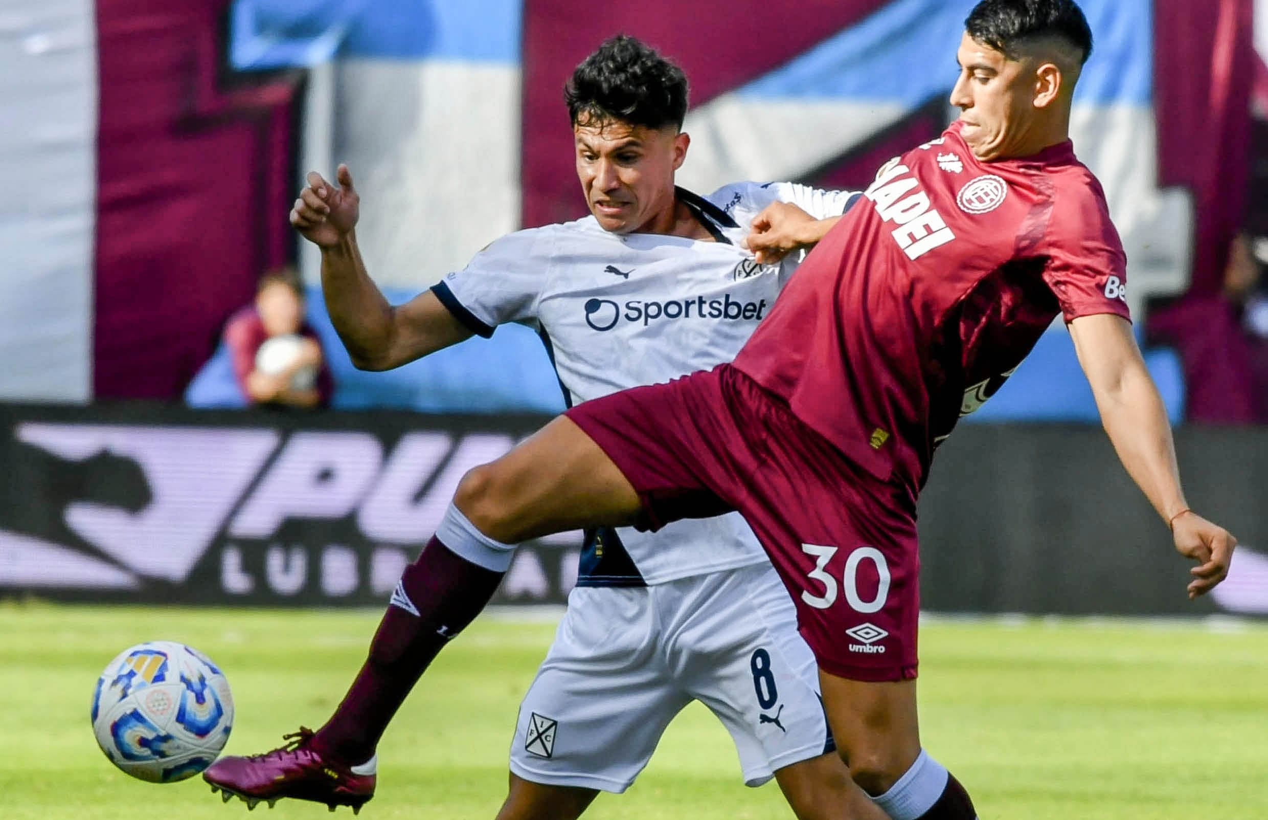 Cardozo y Pablo Galdames luchan por la pelota