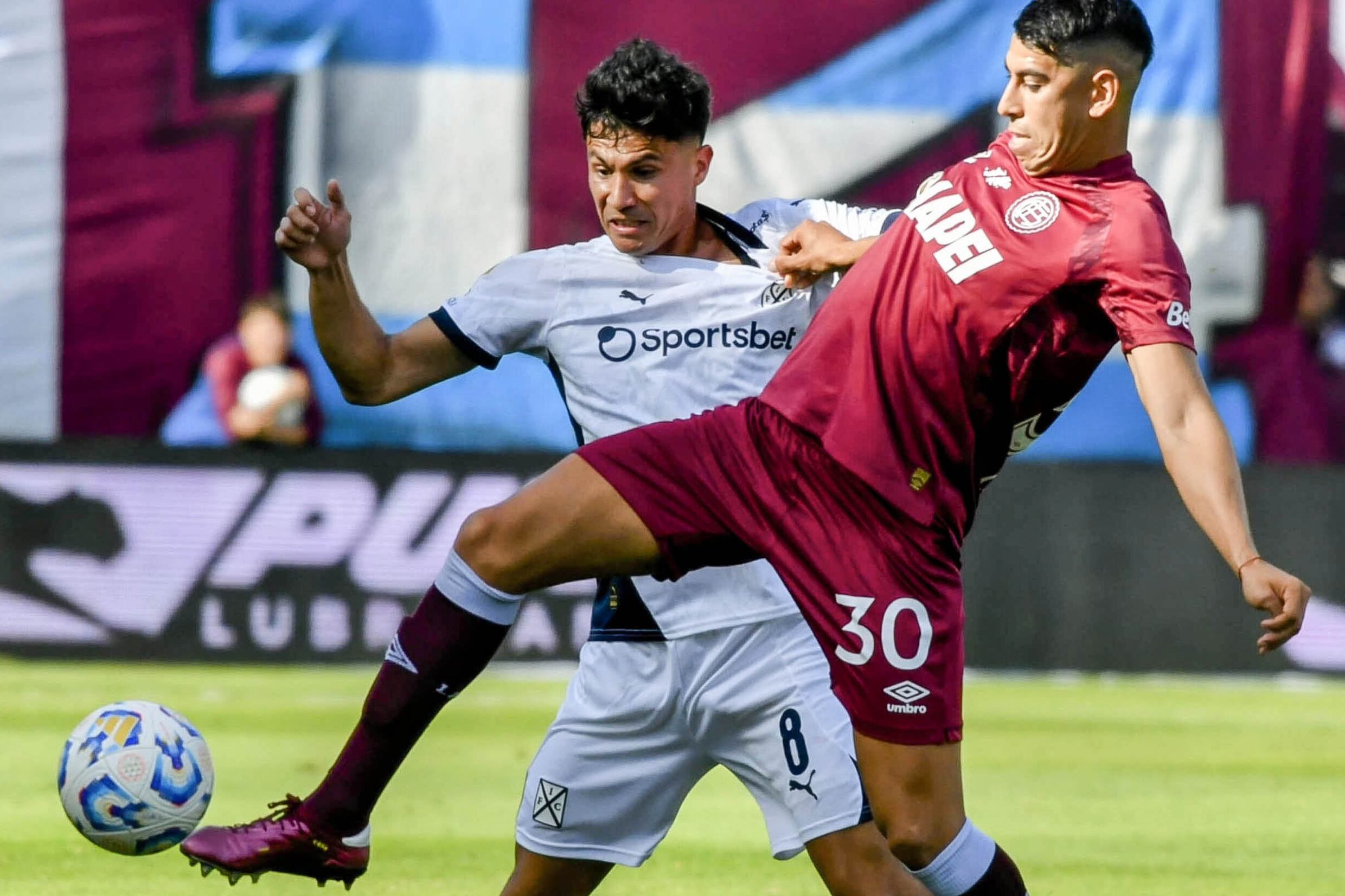 Cardozo y Pablo Galdames luchan por la pelota