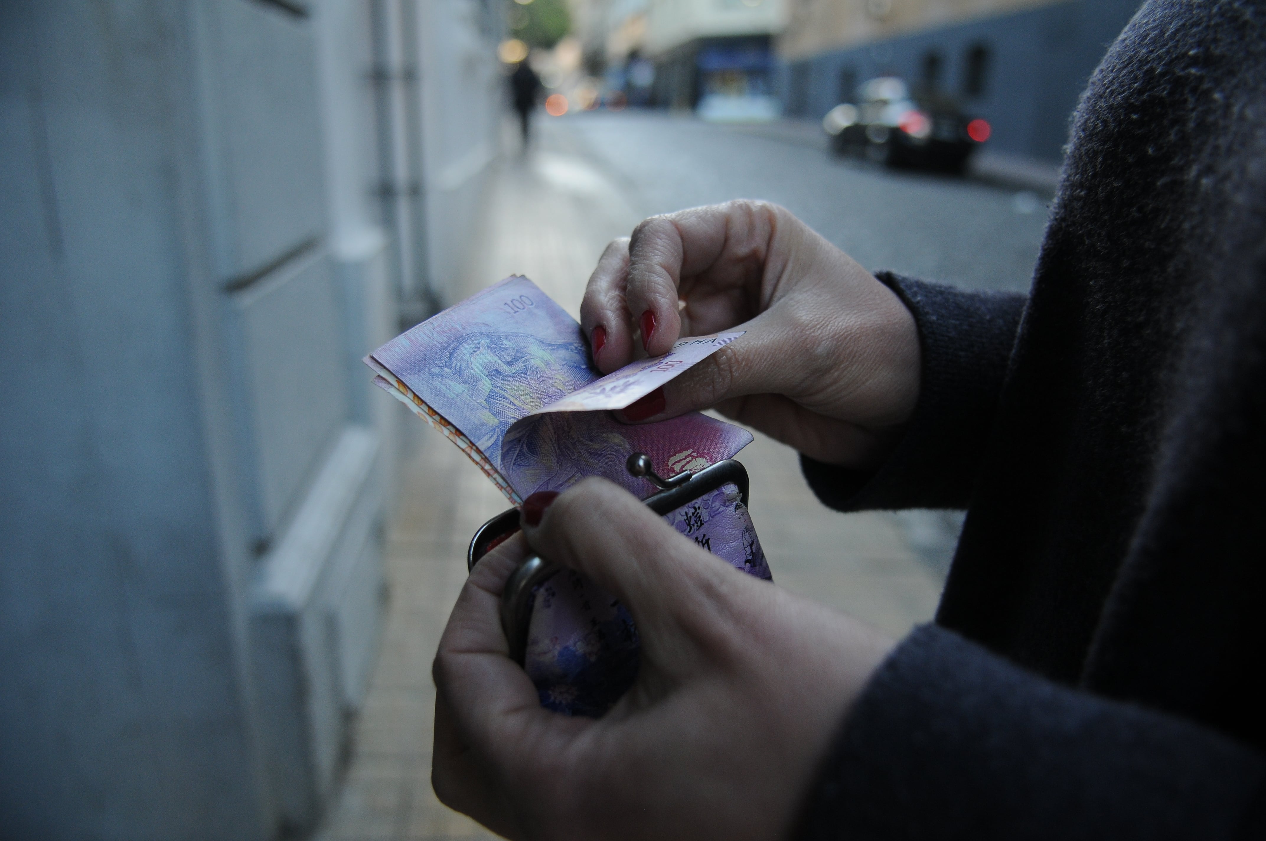 En los primeros meses del año el salario cayó 5,5 por ciento.