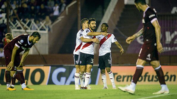 Scocco festeja el segundo gol de River, que goleó 5-1 a Lanús de visitante.