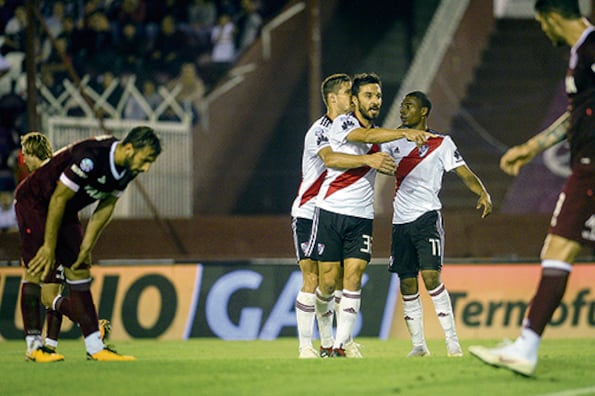Scocco festeja el segundo gol de River, que goleó 5-1 a Lanús de visitante.