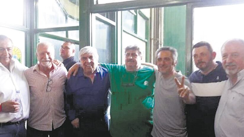 Distanciados en lo gremial pero unidos por el PJ: Héctor Daer y Hugo Moyano, durante el último congreso partidario.