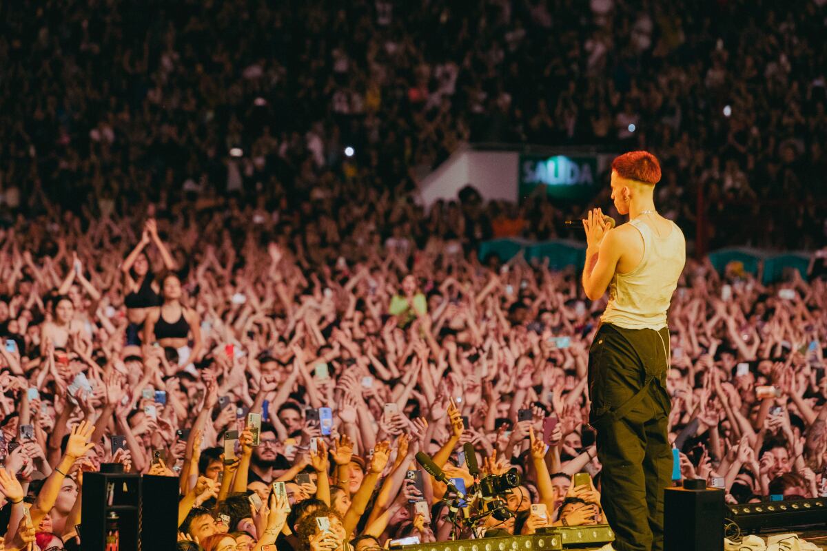 “Qué lindo que es estar en casa, loco”, festejó Wos ante la multitud.