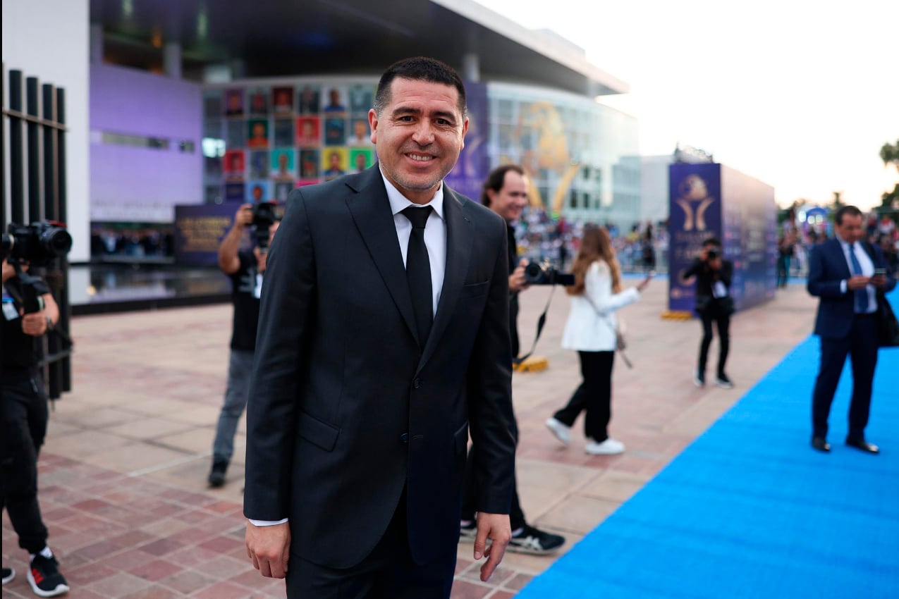 Riquelme llegó muy sonriente a la ceremonia en el Salón de la Fama