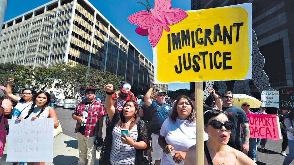 Protesta en Los Angeles en contra de la cancelación del programa migratorio para “soñadores”.