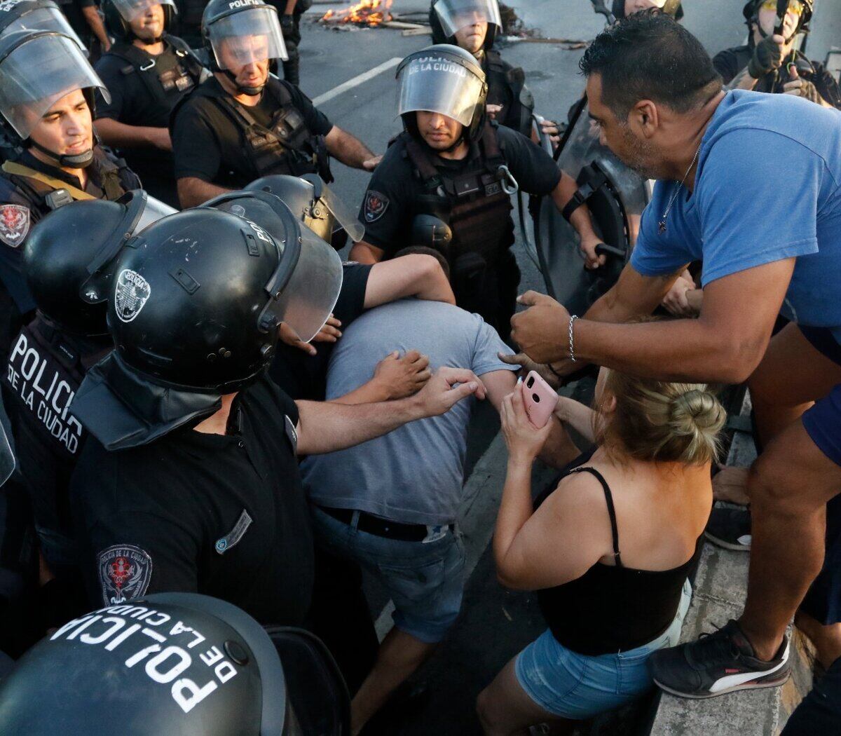 El miércoles la policía de la ciudad reprimió a usuarios sin luz.