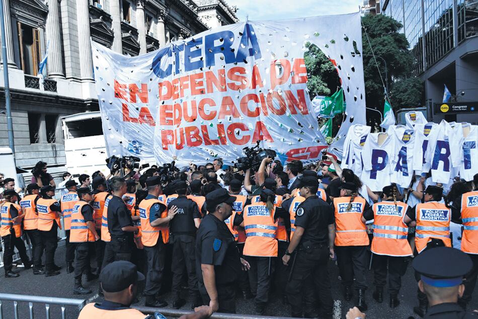 Los maestros se manifestaron ayer frente al Congreso y reclamaron el llamado a la paritaria federal.