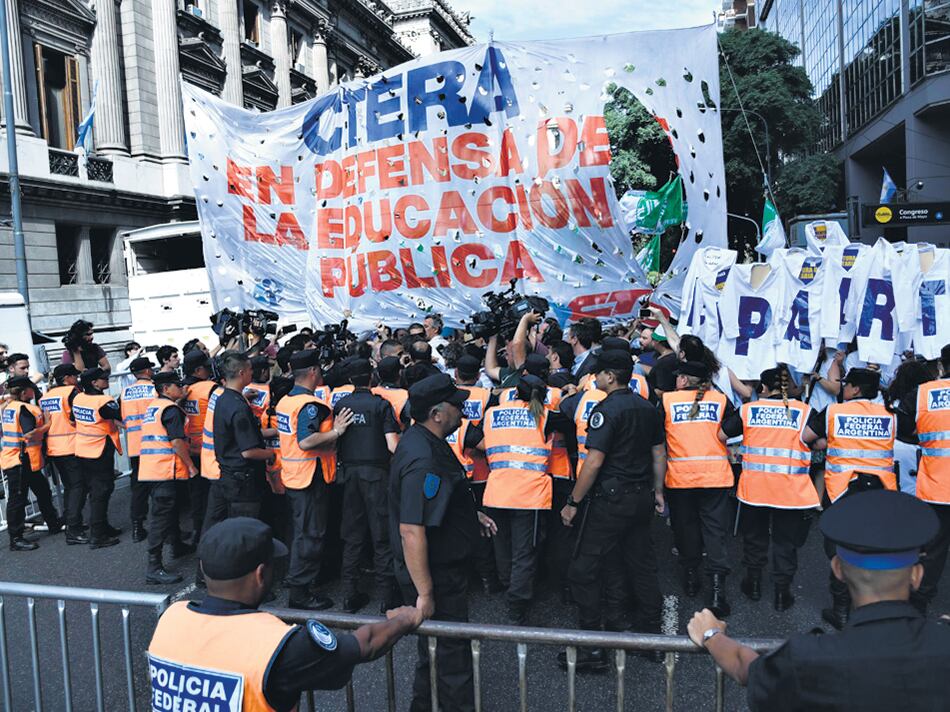 Los maestros se manifestaron ayer frente al Congreso y reclamaron el llamado a la paritaria federal.