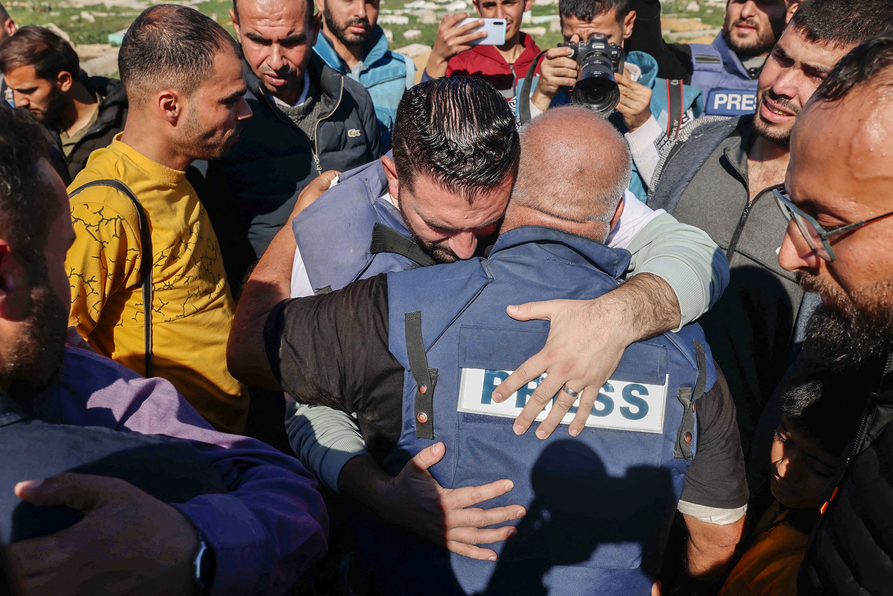 Wael Al-Dahdouh, periodista de Al Jazzera, en el entierro de su hijo periodista.