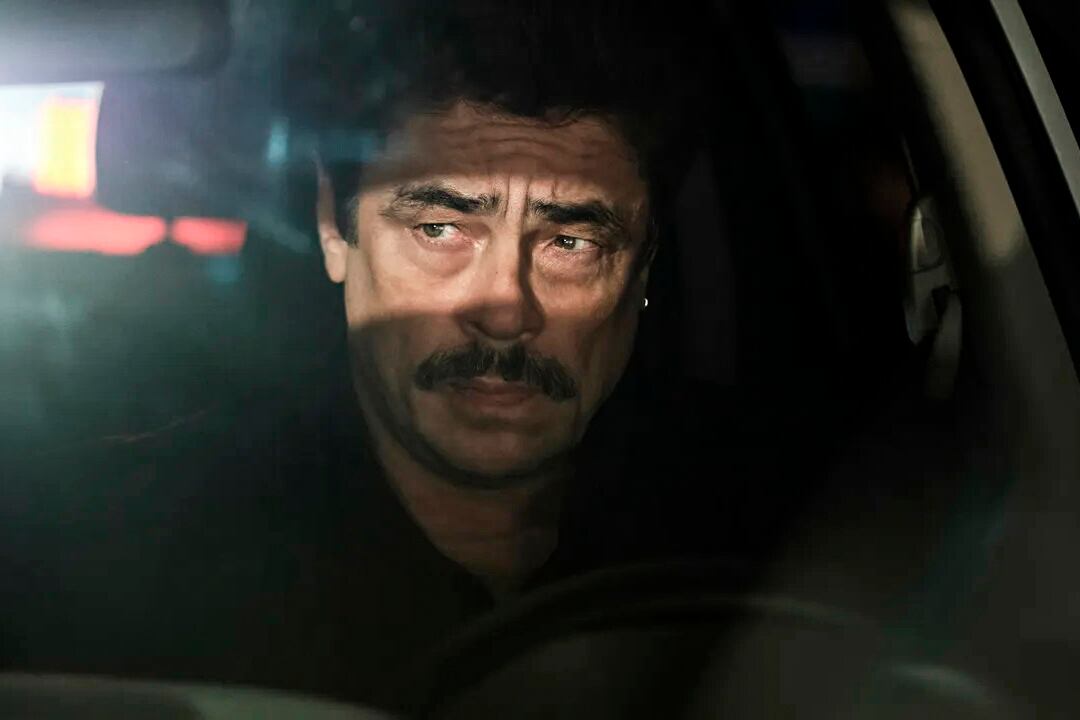Benicio Del Toro encarna a un experimentado policía.