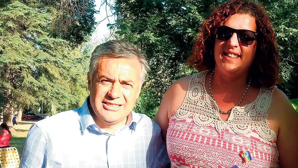 El gobernador radical Alfredo Cornejo junto a Fernanda Urquiza, Coordinadora de Diversidad Sexual, Dirección de gEnero y Diversidad Gobierno de Mendoza, la primera empeada municipal trans de esa provincia