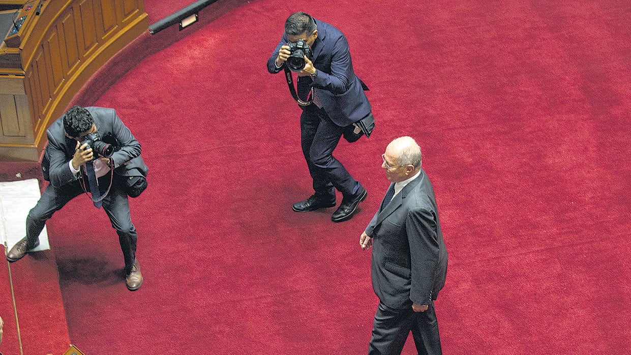 El presidente peruano Pedro Pablo Kuczynski (centro) enfrentó anoche a sus acusadores en el Congreso antes de la votación.