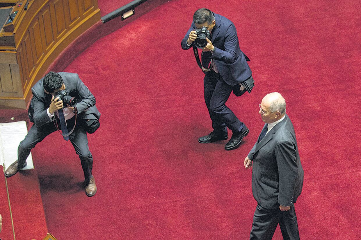 El presidente peruano Pedro Pablo Kuczynski (centro) enfrentó anoche a sus acusadores en el Congreso antes de la votación.
