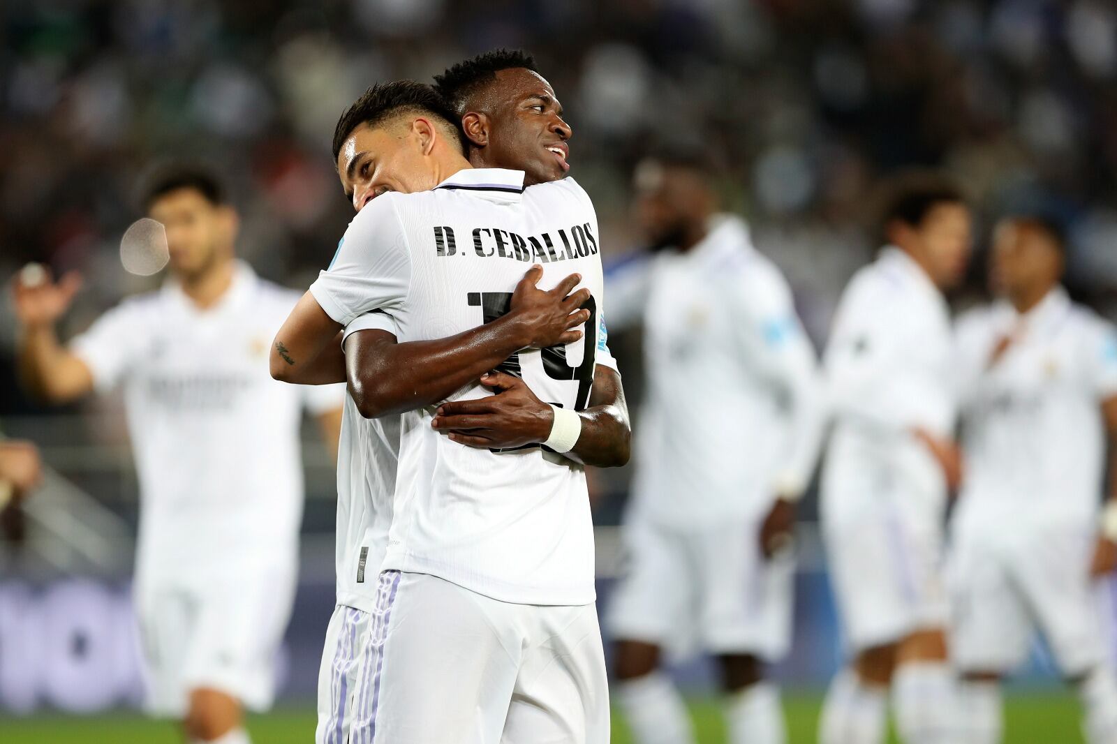Ceballos y Vinicius Jr festejan el quinto título del Real Madrid en el Mundial de Clubes.