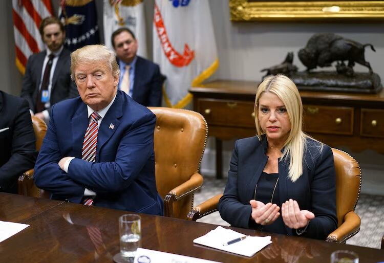 "Tiene nervios de acero", se dice de Pam Bondi. Lo cierto es que desmanteló cientos de políticas públicas para cumplir con los deseos republicanos.
