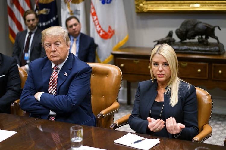 "Tiene nervios de acero", se dice de Pam Bondi. Lo cierto es que desmanteló cientos de políticas públicas para cumplir con los deseos republicanos.