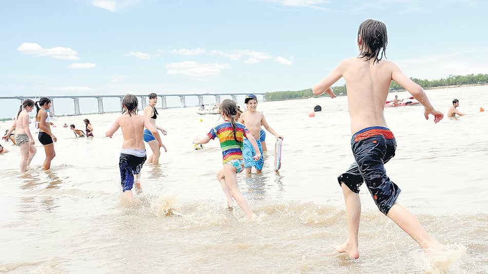 Desde hace más de un siglo los rosarinos “hacen playa” en el balneario La Florida.