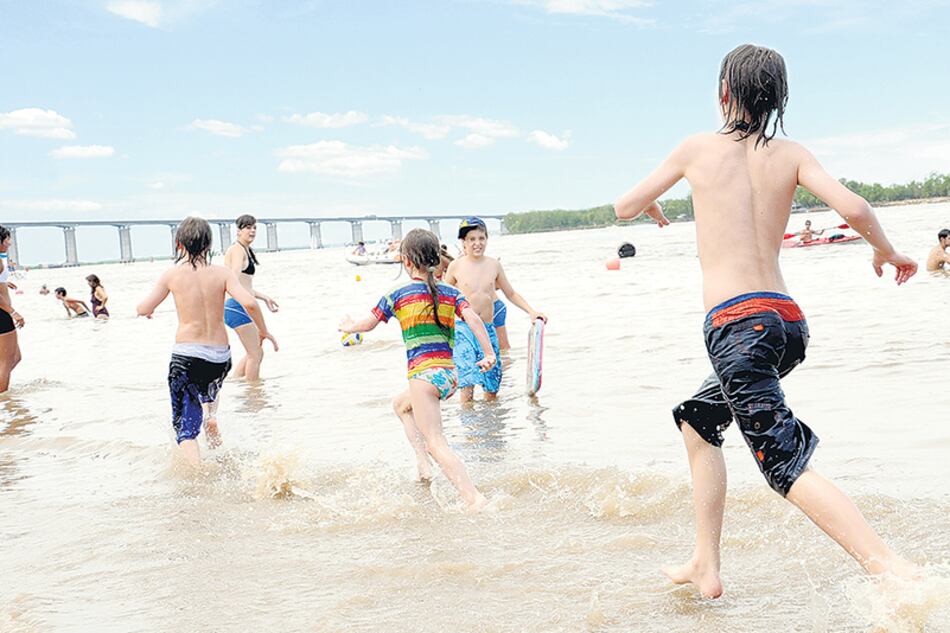 Desde hace más de un siglo los rosarinos “hacen playa” en el balneario La Florida.