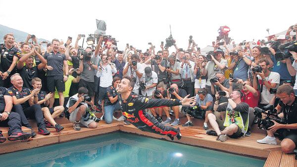 El chapuzón de Ricciardo para festejar su primer triunfo del año.