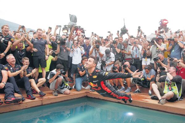 El chapuzón de Ricciardo para festejar su primer triunfo del año.