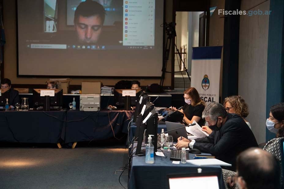 Castro está presente en el jury, de barbijo negro, a la derecha, entre sus abogadas.