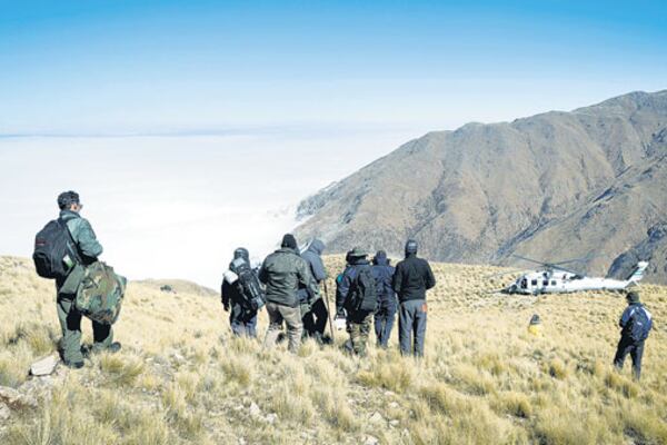 El helicóptero presidencial, a la espera de llevarse a los funcionarios. Nunca volvió a buscar a los tripulantes de la nave averiada ni a los rescatistas.