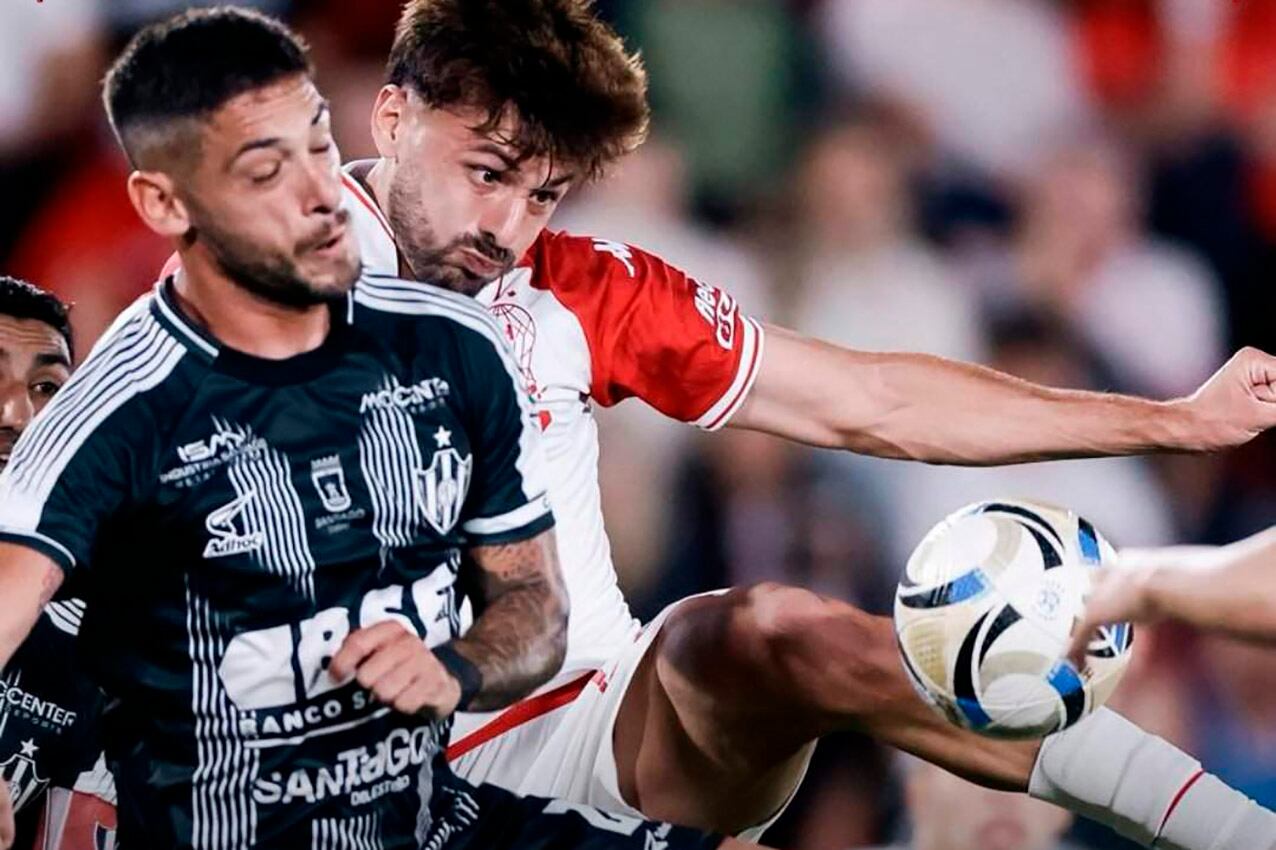 Luciano Giménez lucha con Lucas Abascia. El nueve se comió el gol del empate.