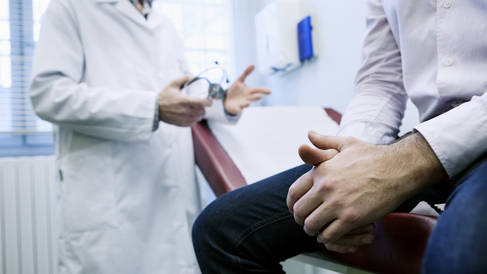 La reversión quirúrgica se denomina vasovasostomía y consiste en volver a unir los conductos deferentes que habían sido seccionados en la vasectomía