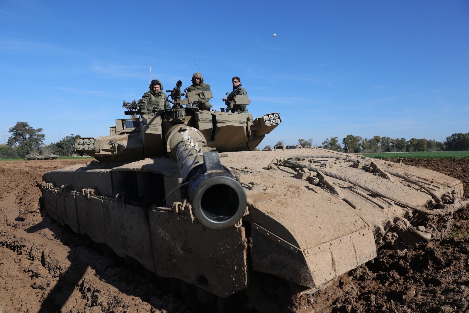 Soldados israelíes a punto de entrar a Gaza, en la frontera. 