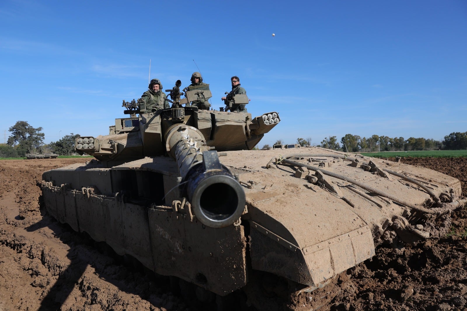 Soldados israelíes a punto de entrar a Gaza, en la frontera.