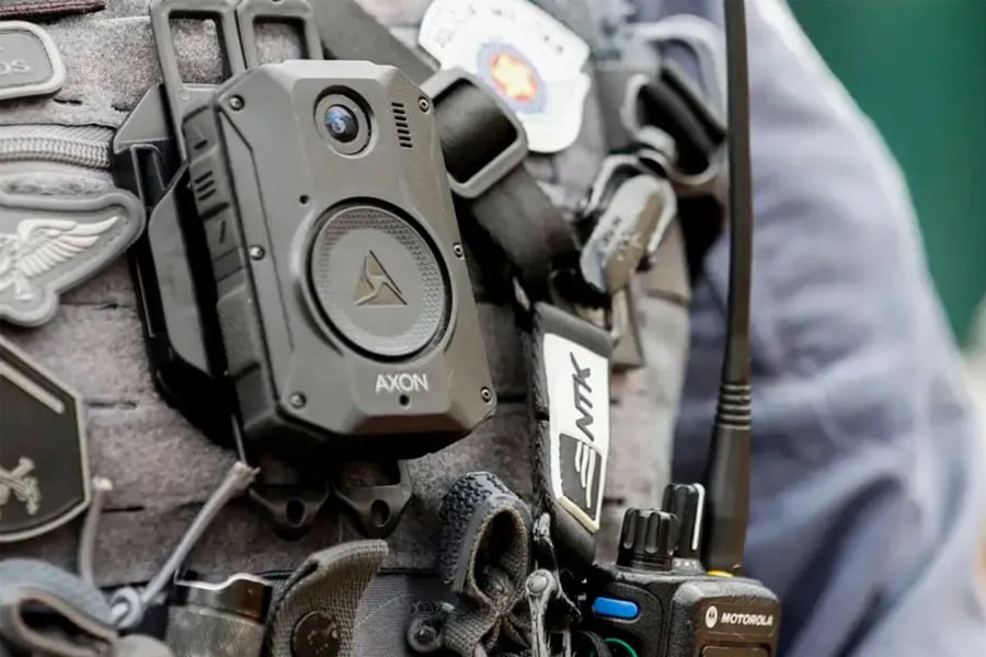 Una cámara corporal colocada en un uniforme de policía. Imagen: Paulo Pinto/Agencia Brasil